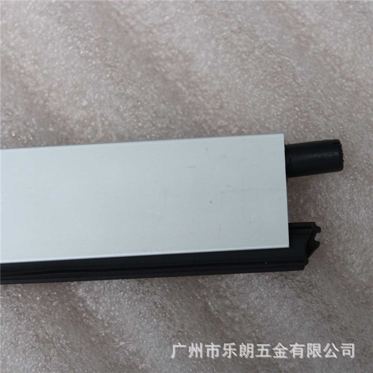 麻豆国产在线看看免费麻豆毛片网RDA-31 门底防尘器